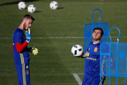 Entrenamiento de los porteros de la selección, David de Gea y Iker Casillas.-REUTERS / SUSANA VERA
