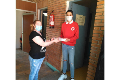 Cruz Roja Juventud entrega tablets a menores de familias vulnerables de Valladolid.