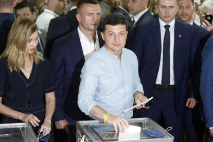 Zelenski, en el momento de votar en Kiev.-EFE EPA STEPAN FRANKO