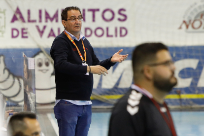 Miguel Ángel Peñas pide explicaciones, con el técnico de Lanzarote, Juanjo Rivera. / J.M. LOSTAU