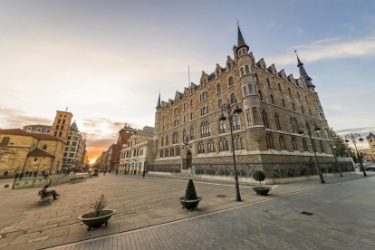 Edificio de la Casa Fernández y Andrés, conocida popularmente como la ‘Casa Botines’, apodo que derivó del apellido del comerciante catalán Juan Homs Botinás. El arquitecto levantó el inmueble en tan sólo diez meses.-L.P.