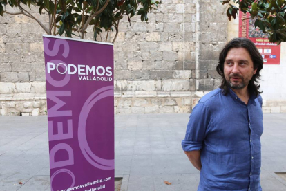 El secretario de Relaciones con la Sociedad Civil de Podemos, Rafa Mayoral, presenta el Foro por el Cambio, en la Plaza de la Universidad de Valladolid-Ical