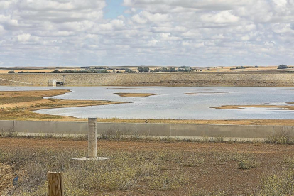 La balsa para regadíos construida entre Herrín, Villalón, Villafrades y Boadilla, con muy poca agua porque la obra aún no ha culminado y sólo se han hecho pruebas.-PABLO REQUEJO