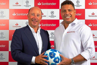 Ronaldo y Juan Manuel Cendoya, director general de Comunicación, Márketing Corporativo y Estudios de Banco Santander.-B.S.