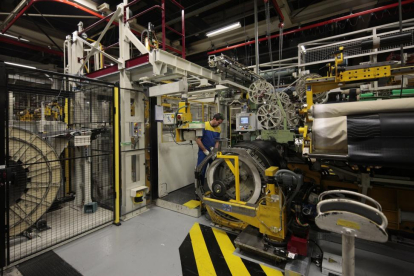 Un operario durante el proceso de fabricación del neumático en la fábrica de Michelin de Valladolid.-EL MUNDO