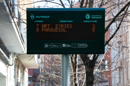 Los nuevos paneles informativos instalados en las paradas del autobús urbano de Auvasa. -E.M.