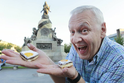 Javier del Caño, presidente de la Asociación de Confiteros, posa con el pastel en la Plaza de Colón.-J. M. LOSTAU