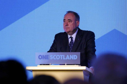 Alex Salmond comparece ante la prensa para valorar los resultados del referéndum, este viernes en Edimburgo.-Foto: REUTERS / RUSSELL CHEYNE