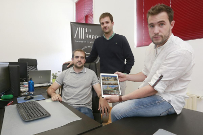 Los tres emprendedores posan en su oficina ubicada en las instalaciones del Centro Europeo de Empresas e Innovación (CEEI) de Burgos.-RAÚL OCHOA