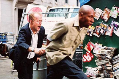 Bruce Willis y Mos Def, en plena huida de los malos, en '16 calles'.-