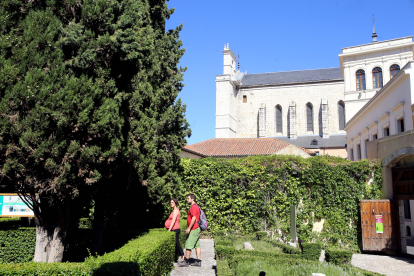 Turistas en el jardín romántico de la Casa Museo de Jose
Zorrilla con la iglesia de San Pablo al fondo de la imagen - ICAL