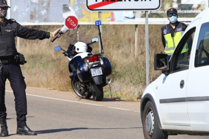 Controles policiales a las afueras de Palencia en una fotografía de archivo. ICAL
