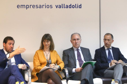 La presidenta de la CVE, Ángela de Miguel, mantiene un encuentro de trabajo con el alcalde de Valladolid, Óscar Puente-ICAL