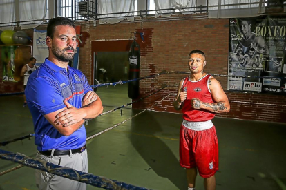 FlorentinoMoya y Salvador Jiménez posan entre las cuerdas instaladas en el gimnasioLa Campiña.-MIGUEL ÁNGEL SANTOS