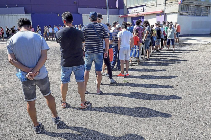 Colas de aficionados en busca de una entrada para ver el Real Valladolid-Barcelona.-MIGUEL ÁNGEL SANTOS