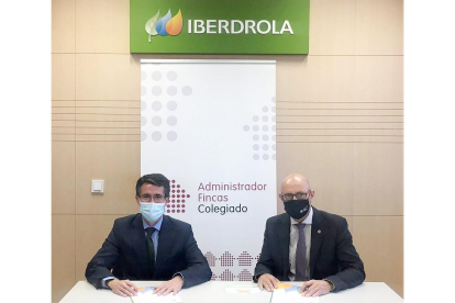 El presidente de CAF-VA, Salvador Díez, y el director comercial de Iberdrola en Castilla y León, Celiano García