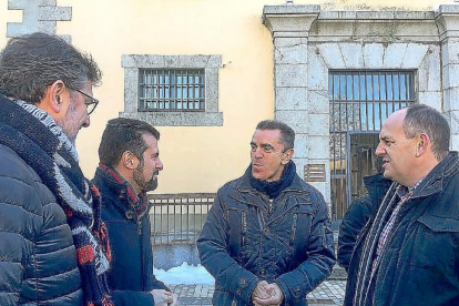 Luis Tudanca, segundo por la izquierda, con dirigentes socialistas de Segovia.-ICAL