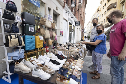 Compradores visitan los puestos de la ‘Feria del Stock’ en la Calle Mantería. CASTILLO/PHOTOGENIC.