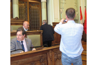 El portavoz del PP, Martínez Bermejo, abandona el Pleno de Valladolid después de ser expulsado por el alcalde Óscar Puente.-