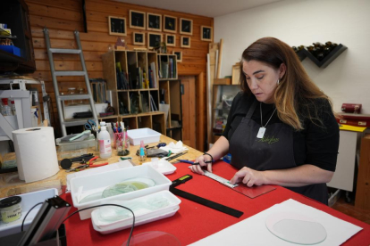 María Alameda en su taller de artesanía de vidrio Azidaglass.- PHOTOGENIC