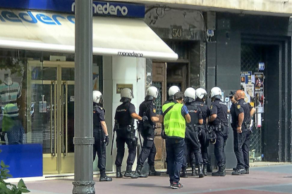 Una dotación de la Policía Nacional durante la entrada al edificio ‘okupado’ en el Paseo de Zorrilla, 50-LUIS MERILLAS