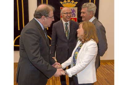Juan Vicente Herrera y Sáenz de Santamaría se saludan en presencia de Medrano y Posada.-Pablo Requejo