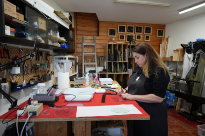 María Alameda en su taller de artesanía de vidrio Azidaglass.- PHOTOGENIC