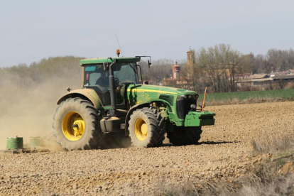 Un agricultor en su tractor realiza distintas labores agrícolas en su parcela.