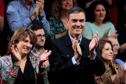 Pedro Sánchez, junto a la ministra de Justicia, Dolores Delgado, este sábado en un mitin en Madrid.-EFE / FERNANDO ALVARADO