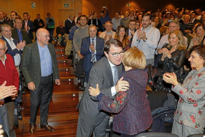 Alfonso Fernández Mañueco saluda a Rosa Hernández durante el acto. A la izquierda, Jesús Julio Carnero.-J.M. LOSTAU