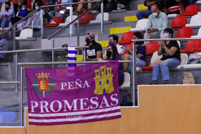 La Peña RV Promesas animó al equipo desde la grada. / LOF
