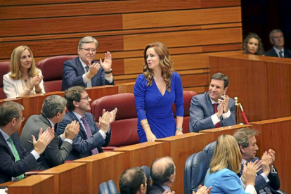 La nueva presidenta de las Cortes recibe el aplauso del hemiciclo.-ICAL