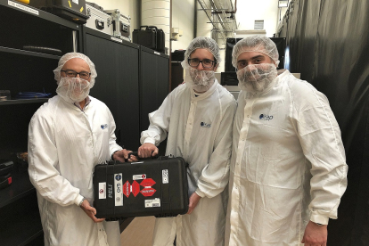 Tres investigadores de la Universidad de Valladolid con el instrumento que viajará a Marte. EL MUNDO