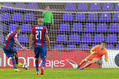 Roger marca de penalti el primer gol del Levante en Valladolid.-J.M.LOSTAU