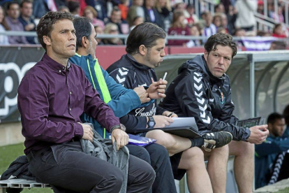 Rubi, a la izquierda, junto a su grupo durante el partido contra el Girona-LOF