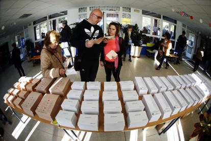 Votantes, en el colegio público Pinar del Rey de Madrid, el pasado 28 de abril.-EFE
