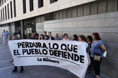 Concentración convocada por La Molinera a las puertas de los juzgados de la calle Angustias de Valladolid por un juicio a dos miembros del colectivo.- Ical