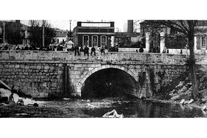 Imagen del Puente de las Puertas de Tudela ubicado en la actual plaza Circular de Valladolid en su estado original en 1900, al fondo se ven edificios de la calle Cervantes - E.M.