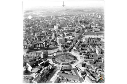 Vista aérea de la Plaza Circular y la calle Cervantes de Valladolid en 1970 - ARCHIVO MUNICIPAL DE VALLADOLID