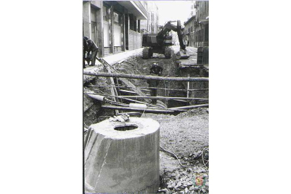 Obras de saneamiento, canalización y pavimentación en la calle Cervantes de Valladolid en 1971 - ARCHIVO MUNICIPAL DE VALLADOLID