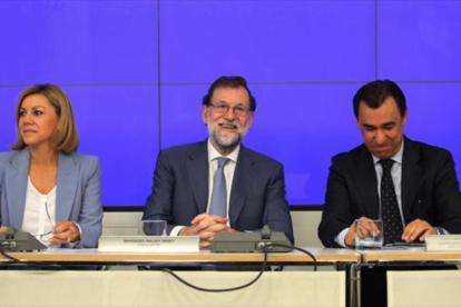 Mariano Rajoy, Dolores de Cospedal y Fernando Martínez Maillo, en el cuartel general del PP.-/ DAVID CASTRO