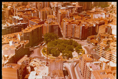Vista aérea de la Plaza Circular y la calle Cervantes de Valladolid en 1982 - ARCHIVO MUNICIPAL DE VALLADOLID