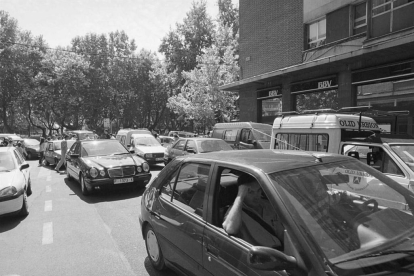Imagen del tráfico en la calle Cervantes de Valladolid en 1999 - J.M. LOSTAU