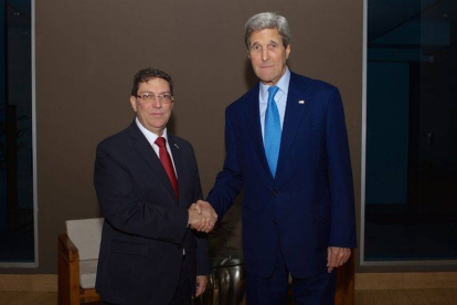 Apretón de manos entre el secretario de Estado de EEUU, John Kerry, y su homólogo cubano, Bruno Rodríguez, el jueves en Panamá.-Foto: REUTERS