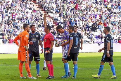 El árbitro amonesta a Juan Carlos antes del penalti que marcó Mata, en el partido de la primera vuelta.-M. A. SANTOS