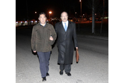 El expresidente de la Diputación de León, Marcos Martínez Barazón, sale de la cárcel acompañado de su abogado-Raquel P. Vieco
