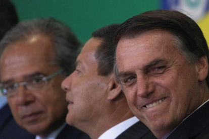 El presidente de Brasil, Jair Bolsonaro, acompañado del vicepresidente de Brasil, General Hamilton Mourao, y el ministro de Economía, Paulo Guedes.-EFE / JOEADSON ALVES