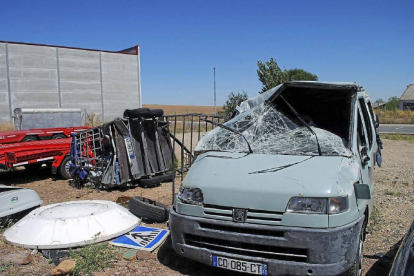 Estado en el que quedó la furgoneta en la que viajaban las tres mujeres fallecidas.-La Gaceta de Salamanca- Eñe