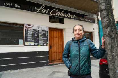 Luisa Gutiérrez dueña del bar restaurante Las Cabañas en el número 18 de la calle Cervantes de Valladolid - J.M. LOSTAU