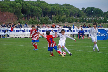 Jugadores del Real Madrid y del Atlético en un partido de la Íscar Cup en 2015.-GRUPO EVENTO.ES